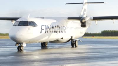 Ett propellerplan från Finnair rullar längs landningsbanan