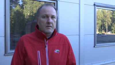 Vaasan Sportin toimitusjohtaja Tomas Kurten seisoo jäähallin seinustaa vasten