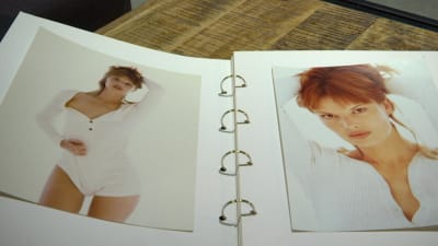 Ett uppslag av en porfolio som visar en kvinnlig fotomodell.
