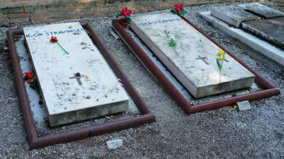 Igor och Vera Stravinskijs gravar på gravgården på ön San Michele i Venedig.