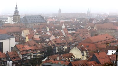 En vy över staden Bamberg i dimma.