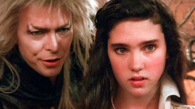 David Bowie peikkokuninkaan maskissa ja nuori Jennifer Connelly lähikuvassa.