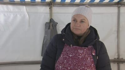 En kvinnlig fiskhandlare på Salutorget i Åbo. 