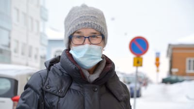 Iris Sjöström utomhus med munskydd på. 