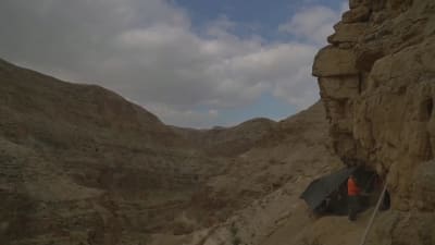 Fragment från Dödahavsrullarna hittades i en grotta på Västbanken. Arkeloger meddelade om fyndet 16.3.2021 