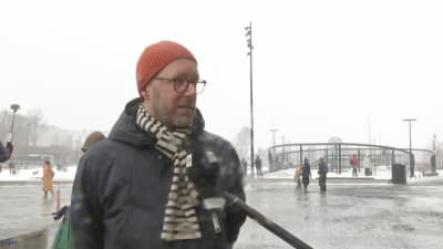 En man intervjuas i Helsingfors centrum. 