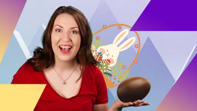 En glad ung kvinna med ett chokladägg i handen och en påskhare i bakgrunden.