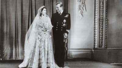 Prins Philip och prinsessan Elizabeth gifter sig den 20 november 1947.
