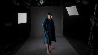 Thomas Enroth iklädd en blå badrock.