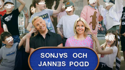 Sonja och Janne poserar på ett klassfoto tillsammans med busiga anonyma barn, som frar Sonja i håret och river Janne i örat. De håller i en stor skylt med texten "Sonjas och Jannes podd" där endel bokstäver är lite felvända.
