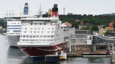 Mariehamns hamn. En Viking Lines-färja och en Tallink Silja färja ligger vid kajen.