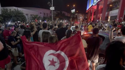 Kansa juhli kaduilla Tunisian pääministerin erottamista.