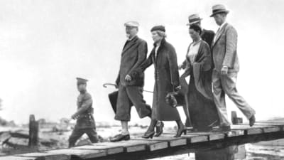 Trotskij och Sedova anländer till Mexico 1937. De tas emot av bland annat Frida Kahlo.en_av_Frida_Kahlo
