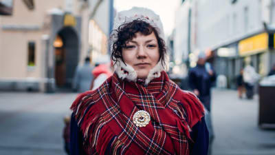 Ida-Maria Helander saamenpuvussaan. Kuva elokuvasta Eatnameamet - hiljainen taistelumme