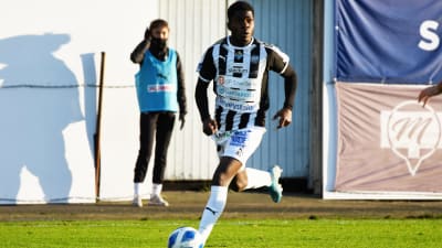 Serge Atakayi.