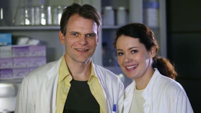 Antti Eerola (Teijo Eloranta) ja Kaisa Dengström (Marjaana Maijala) sarjassa Tie Eedeniin.