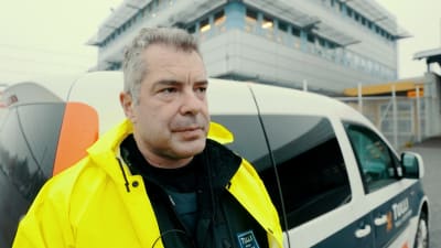 Klaus Renfors står framför en bil. 