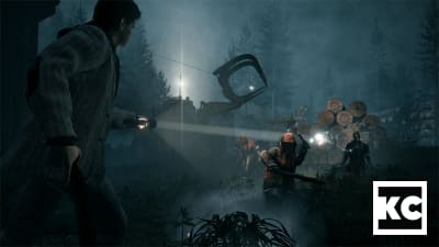Videopelissä mies osoittaa taskulampulla metsureita, jotka seisovat uhkaavasti kirveet käsissään.
