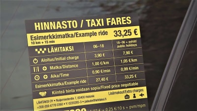 Taxipriser i en taxi.