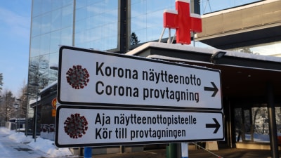 Skylt som pekar mot coronatestning på sjukhusområdet vid Vasa centralsjukhus.