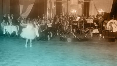 Tanssijatar esiintyy Kaivohuoneen ravintolayleisölle Melody Boys -jazzorkesterin tauolla vuonna 1930.