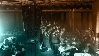 Melody Boys soittaa ravintolassa ja yleisö tanssii 1931. Kuva on elokuvasta Laveata tietä.