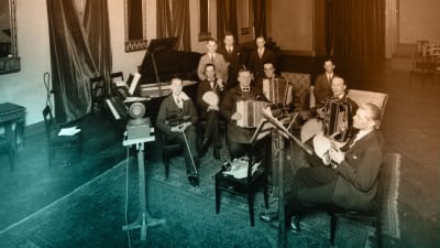 Suomi Jazz Orkesteri levyttää esikoislevynsä Fazerin tiloissa vuonna 1928, kuvassa mukana säveltäjä Ernest Pingoud.
