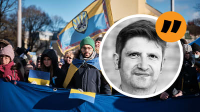 Demonstration i Tallinn den 26 februari mot kriget i Ukraina & en bild på redaktör Gustaf Antell.