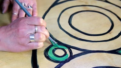 Hand som målar cirklar med pensel. 