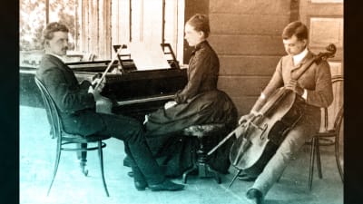 Sibeliusten kotitrio eli Jean soittamassa viulua, Linda pianoa ja Christian selloa.