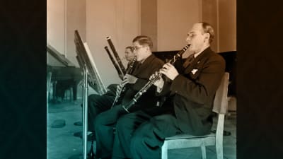 Radio-orkesterin klarinetistit Matti Rajula ja Kalle Åcker Yleisradion äänitysstudiossa noin vuonna 1940.