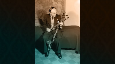 Radio-orkesterin sooloklarinetisti Matti Rajula klarinetin ja bassoklarinetin kanssa 1930-luvulla.