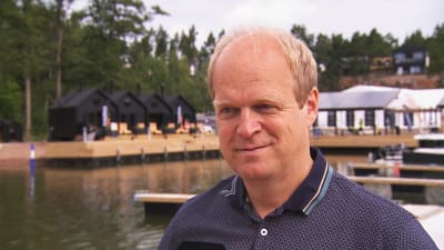 Porträtt av mansperson som står vid en brygga på bostadsmässan. 