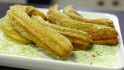 Gräddade churros på ett fat