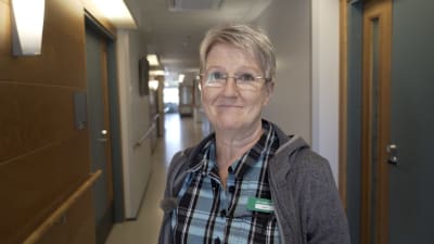 Nina Rönnberg jobbar som vårdassistent vid Munksnäshemmet i Helsingfors