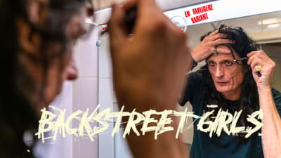 Backstreet Girls -dokumentin juliste: mustiin pukeutunut keski-ikäinen mies meikkaa peilin edessä, kuvassa tekstiä.