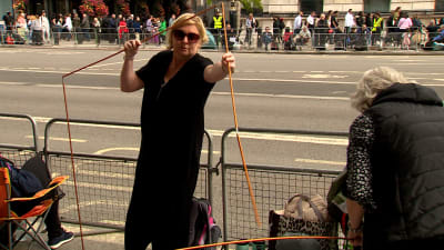 En kvinna reser ett tält på en trottoar i London