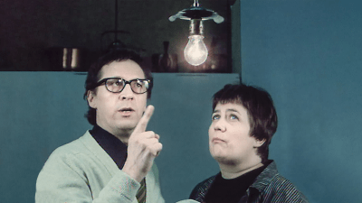 Veijo Pasanen ja Ritva Valkama miettivät sähkönkulutusta (1974)
