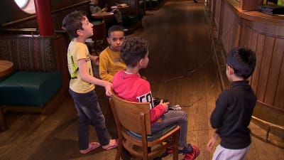 Flyktingbarn spelar datorspel ombord på M/S Galaxy i Amsterdam