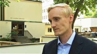 Albert Weckman framför Åbo Akademis bibliotek