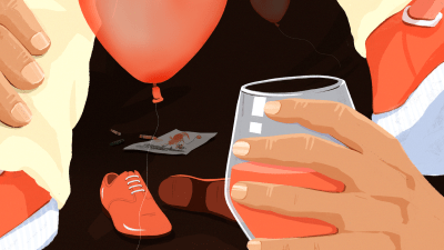 Käsi pitelee alkoholilasia juhlissa, olkapäillä istuu lapsi, jonka jalat näkyvät kuvassa
