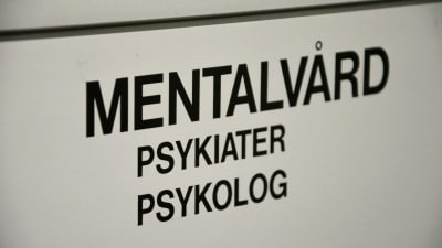 En vit skylt med svart text: Mentalvård, psykiater, psykolog