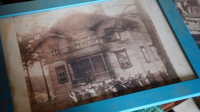 svartvitt foto i ram av gammalt skolhus