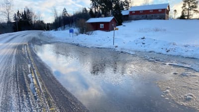 Översvämning vid busshållplats i Illby, Borgå 18.02.22
