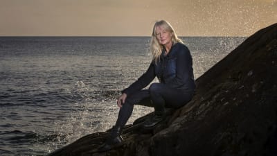 Karin Smirnoff sitter på ett berg
