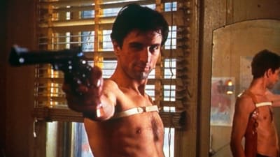 Mies (näyttelijä Robert De Niro) seisoo ilman paitaa peilin edessä huoneessa ja osoittelee isolla revolverilla. Kuva elokuvasta Taksikuski.