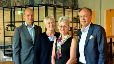 Jukka Sjösten, Clara Högnäs, Marita Waris och Henrik Karlsson står på rad och ler in i kameran.