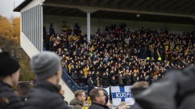 KuPS:in kannattajia Veikkausliigan mestaruusottelussa