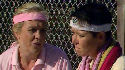 Kvinnor i pannband i 1990-talsserien Projekt Waikiki.