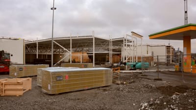 S-market i Pargas byggs ut, man ser stora ställningar runtomkring, plus byggutrustning framför.